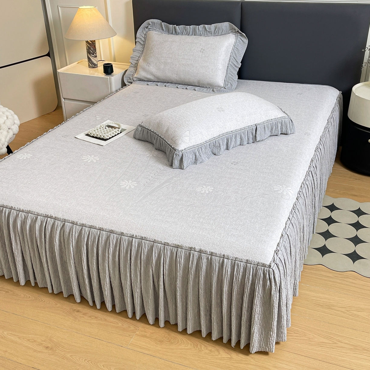 91家纺网 家纺一手货源 找家纺 绒艺席业 2026年新款立体浮雕工艺正宗凉感豆豆席凉席席子-床裙款 豆豆彩蝶-灰色