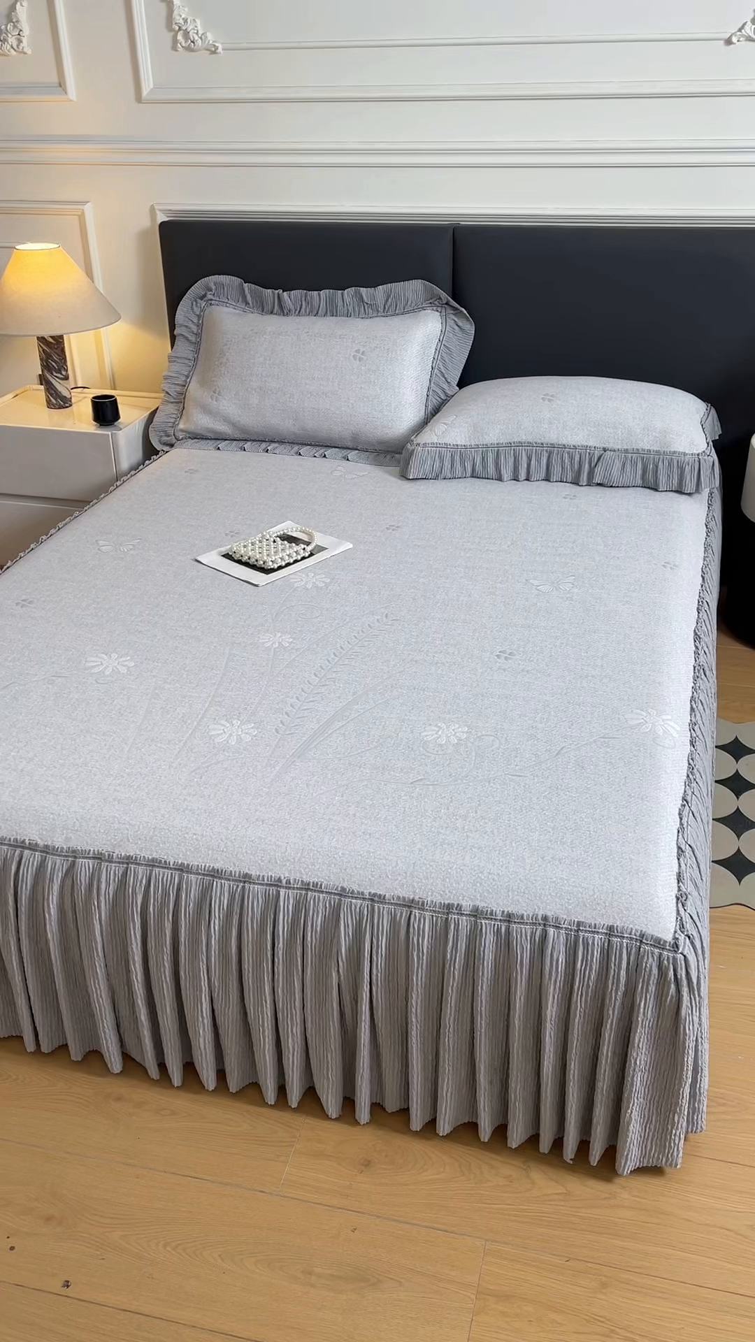 91家纺网 家纺一手货源 找家纺 绒艺席业 2026年新款立体浮雕工艺正宗凉感豆豆席凉席席子-床裙款 豆豆彩蝶-灰色