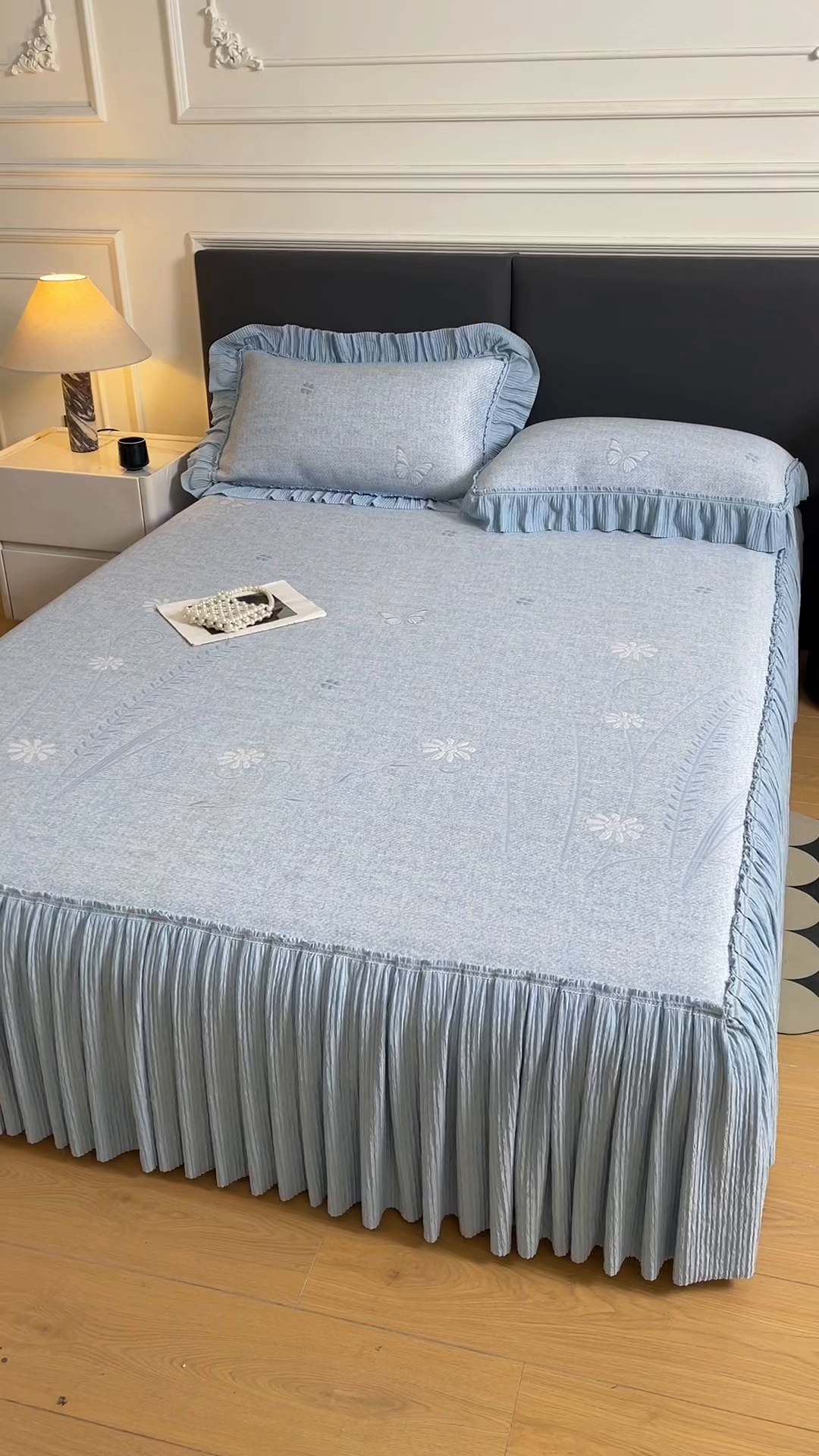 91家纺网 家纺一手货源 找家纺 绒艺席业 2026年新款立体浮雕工艺正宗凉感豆豆席凉席席子-床裙款 豆豆彩蝶-蓝色