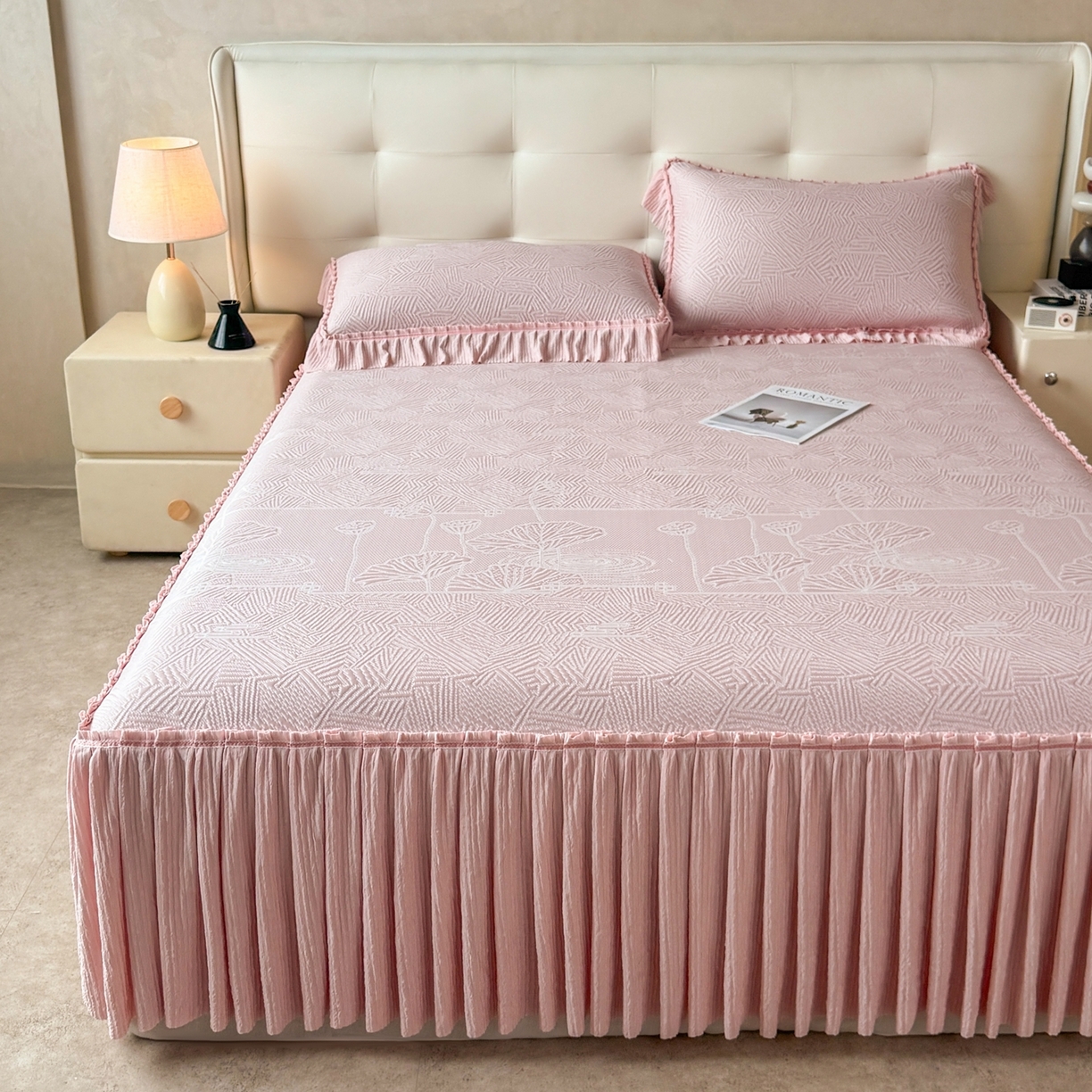 91家纺网 家纺一手货源 找家纺 绒艺席业 2026年新款立体浮雕工艺正宗凉感豆豆席凉席席子-床裙款 豆豆荷塘月色-粉色