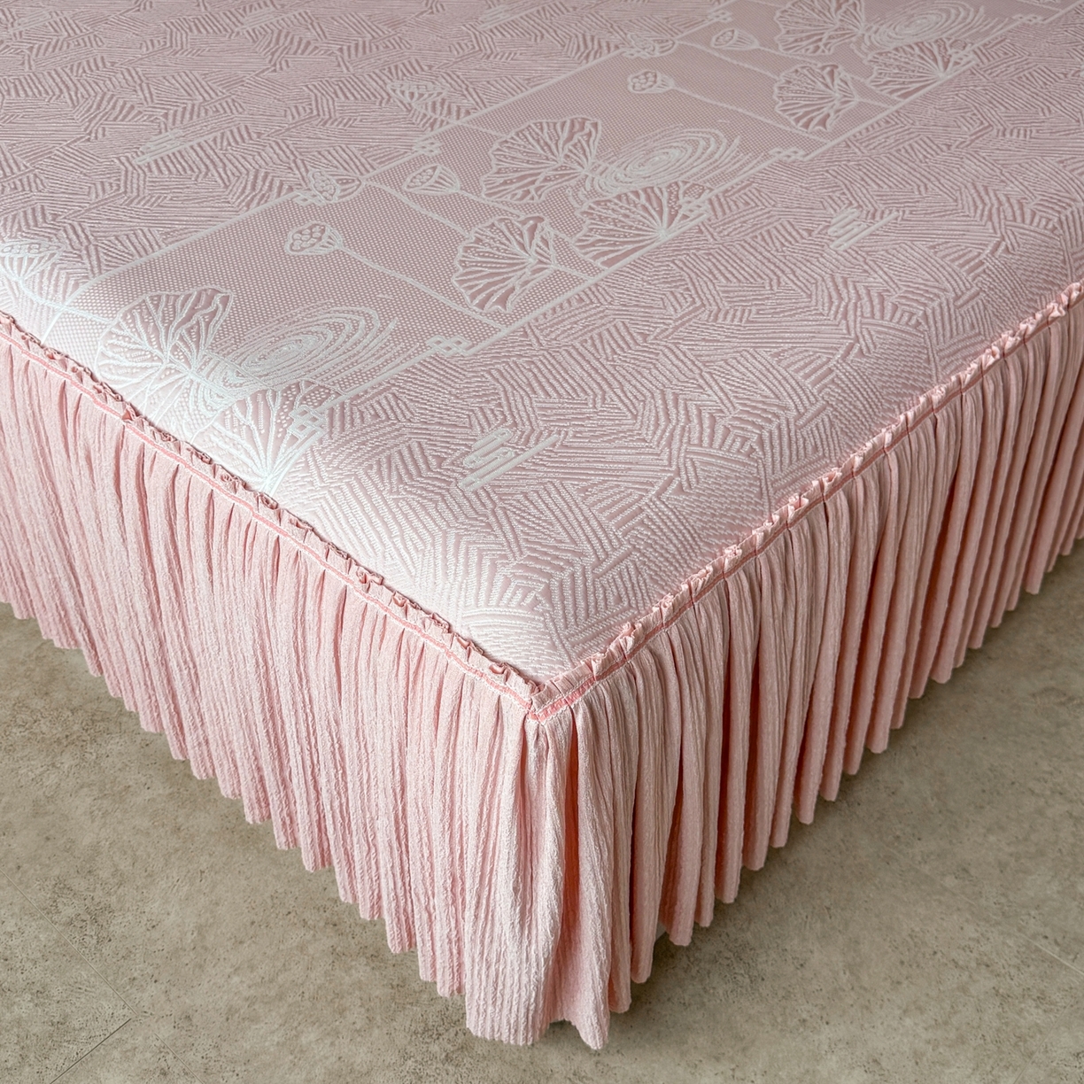 91家纺网 家纺一手货源 找家纺 绒艺席业 2026年新款立体浮雕工艺正宗凉感豆豆席凉席席子-床裙款 豆豆荷塘月色-粉色