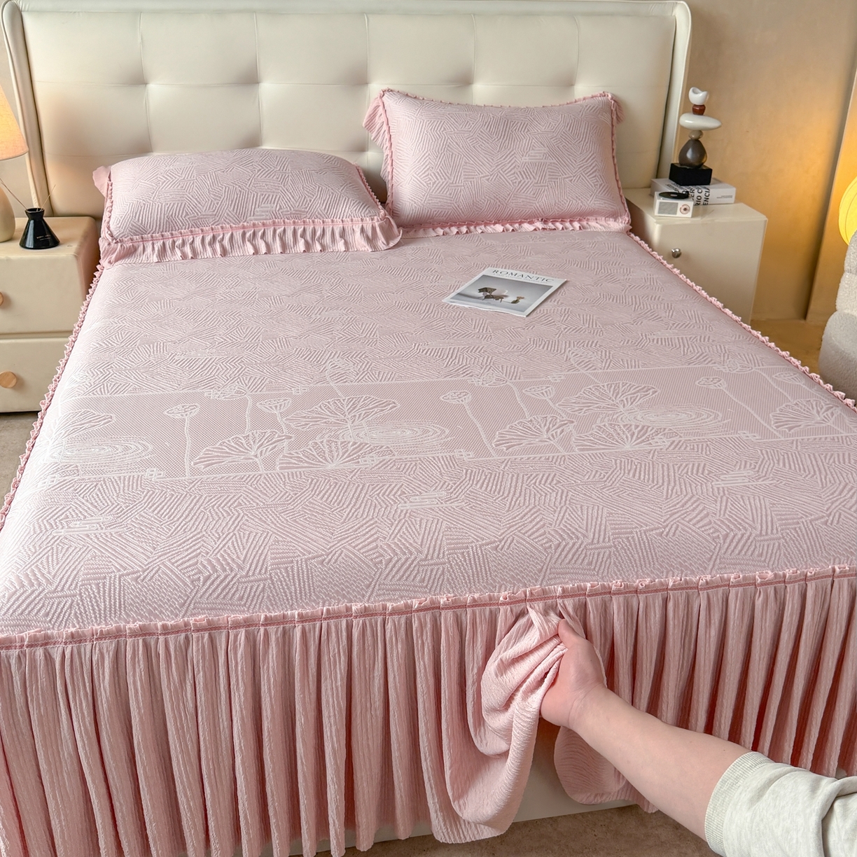 91家纺网 家纺一手货源 找家纺 绒艺席业 2026年新款立体浮雕工艺正宗凉感豆豆席凉席席子-床裙款 豆豆荷塘月色-粉色