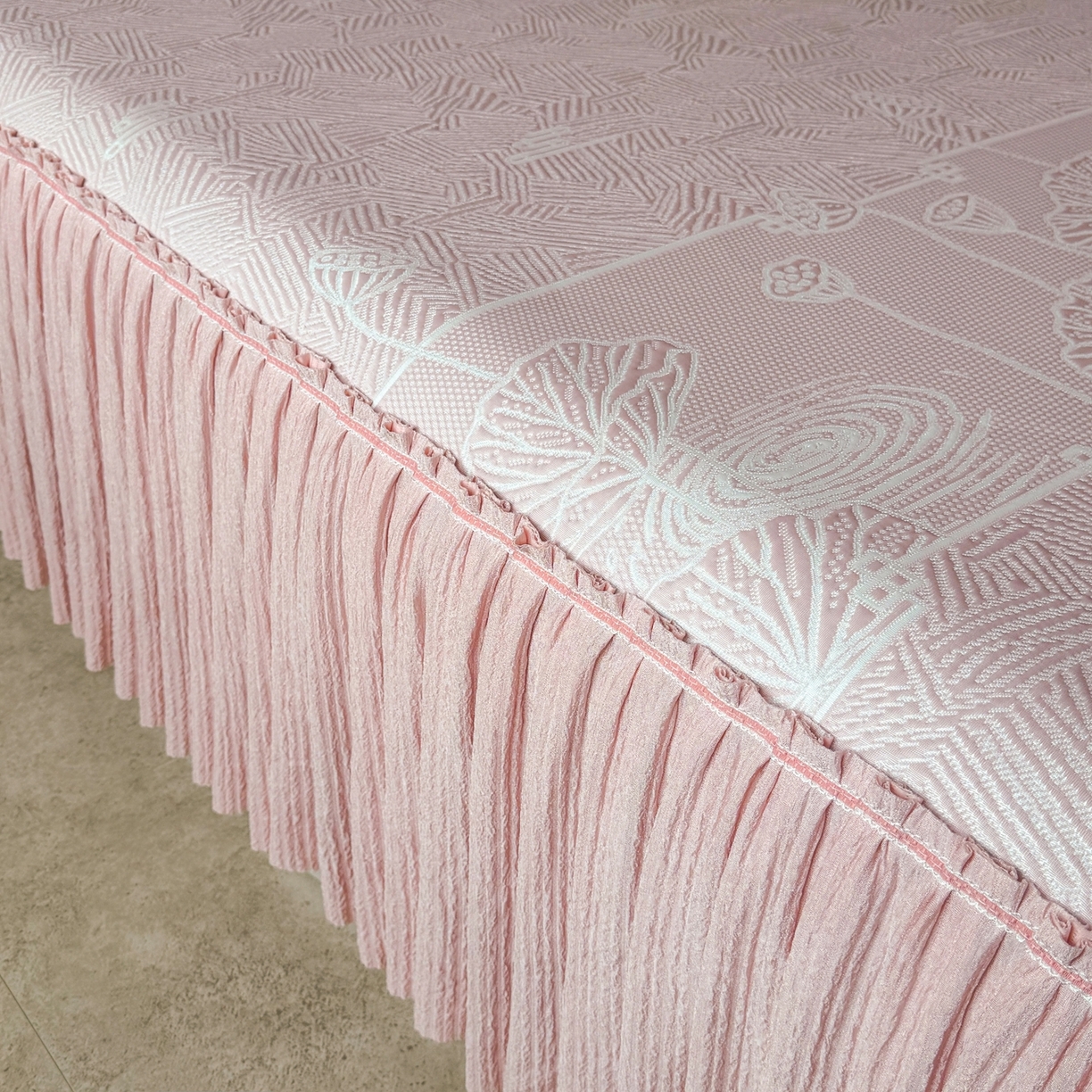 91家纺网 家纺一手货源 找家纺 绒艺席业 2026年新款立体浮雕工艺正宗凉感豆豆席凉席席子-床裙款 豆豆荷塘月色-粉色