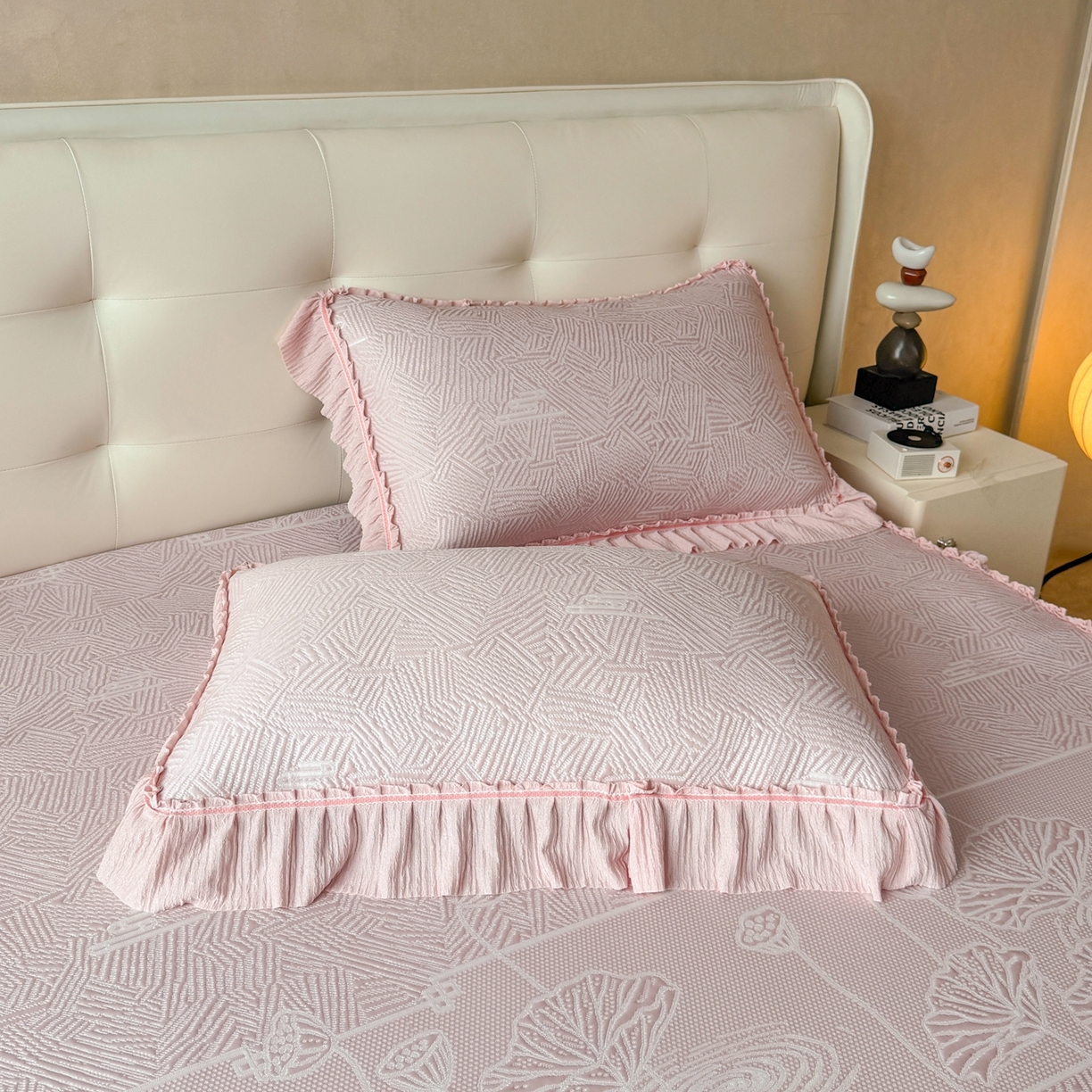 91家纺网 家纺一手货源 找家纺 绒艺席业 2026年新款立体浮雕工艺正宗凉感豆豆席凉席席子-床裙款 豆豆荷塘月色-粉色