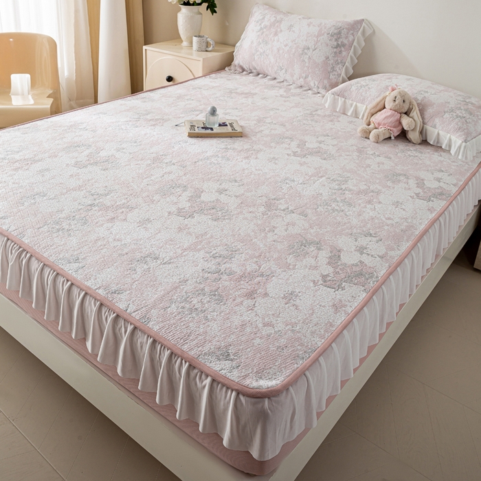 91家纺网 家纺一手货源 找家纺 伊人坊 2026新款A类550克凉感提花值过0.21冰豆豆家用凉席子三件套夏季-花边床笠款 繁花-粉