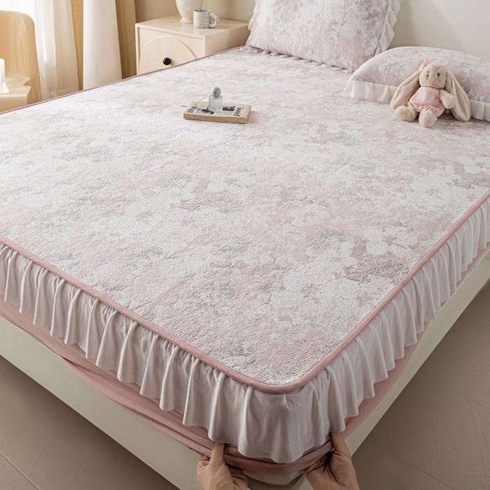 91家纺网 家纺一手货源 找家纺 伊人坊 2026新款A类550克凉感提花值过0.21冰豆豆家用凉席子三件套夏季-花边床笠款 繁花-粉