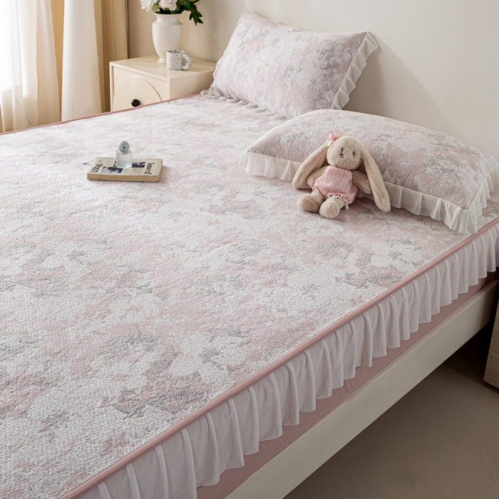 91家纺网 家纺一手货源 找家纺 伊人坊 2026新款A类550克凉感提花值过0.21冰豆豆家用凉席子三件套夏季-花边床笠款 繁花-粉