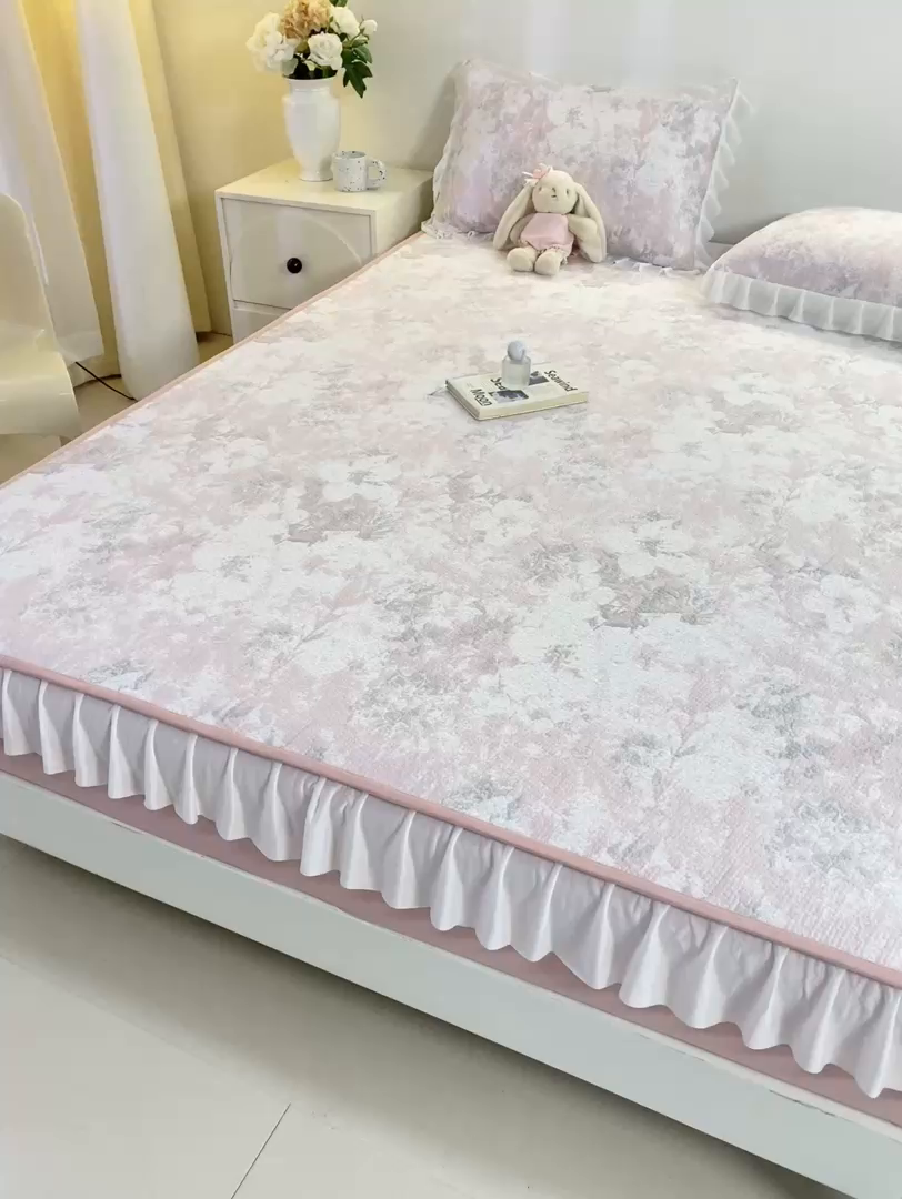 91家纺网 家纺一手货源 找家纺 伊人坊 2026新款A类550克凉感提花值过0.21冰豆豆家用凉席子三件套夏季-花边床笠款 繁花-粉