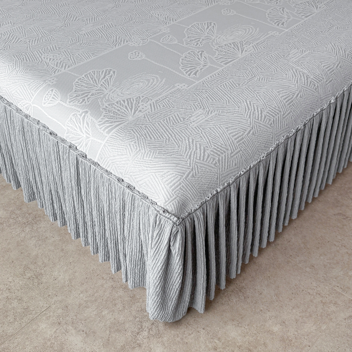 91家纺网 家纺一手货源 找家纺 绒艺席业 2026年新款立体浮雕工艺正宗凉感豆豆席凉席席子-床裙款 豆豆荷塘月色-灰色