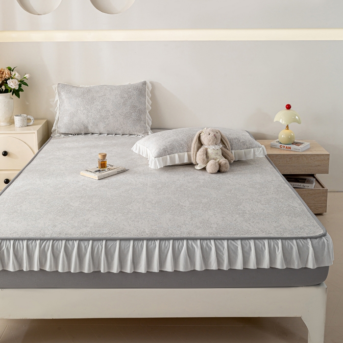 91家纺网 家纺一手货源 找家纺 伊人坊 2026新款A类550克凉感提花值过0.21冰豆豆家用凉席子三件套夏季-花边床笠款 繁花-灰