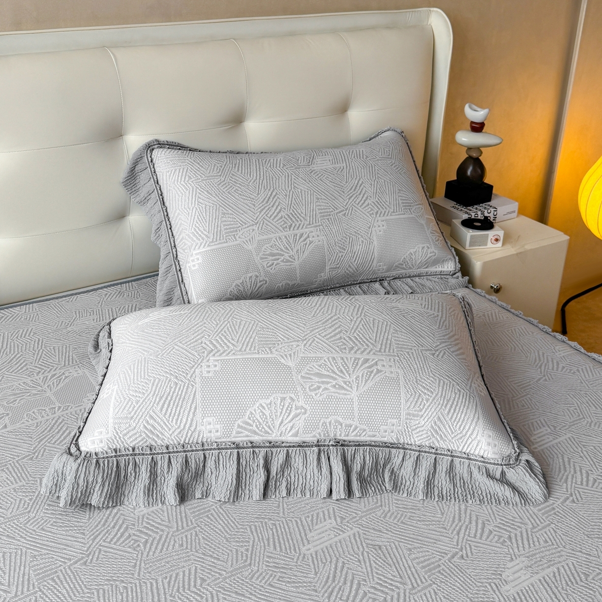 91家纺网 家纺一手货源 找家纺 绒艺席业 2026年新款立体浮雕工艺正宗凉感豆豆席凉席席子-床裙款 豆豆荷塘月色-灰色