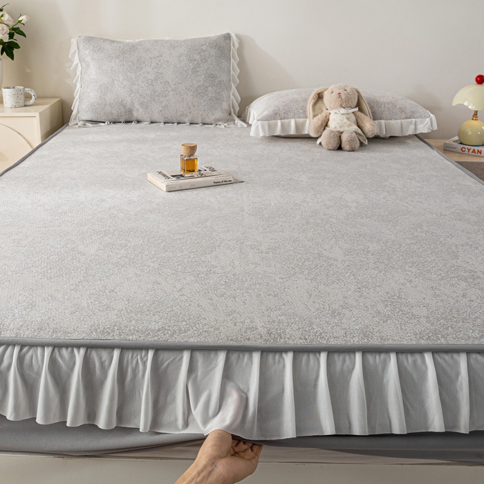 91家纺网 家纺一手货源 找家纺 伊人坊 2026新款A类550克凉感提花值过0.21冰豆豆家用凉席子三件套夏季-花边床笠款 繁花-灰