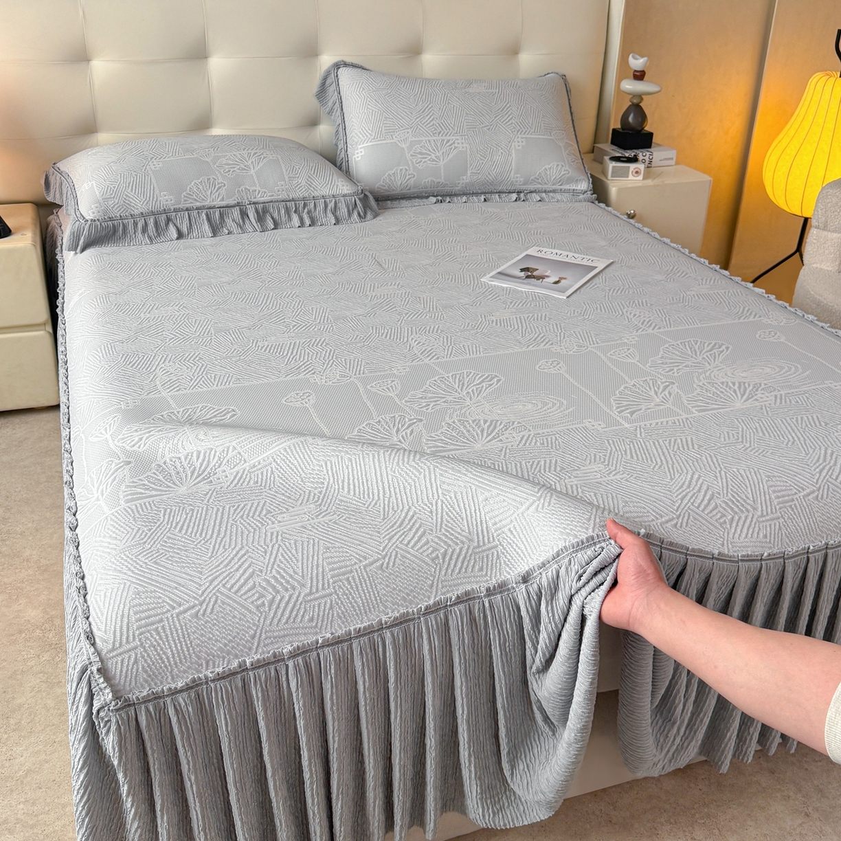 91家纺网 家纺一手货源 找家纺 绒艺席业 2026年新款立体浮雕工艺正宗凉感豆豆席凉席席子-床裙款 豆豆荷塘月色-灰色