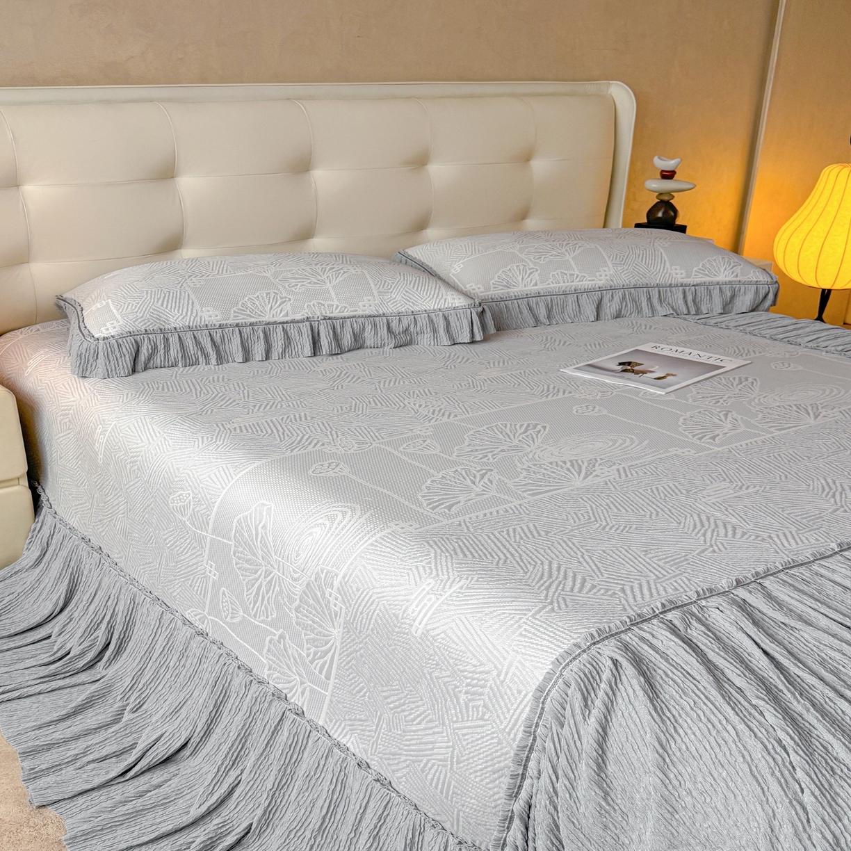 91家纺网 家纺一手货源 找家纺 绒艺席业 2026年新款立体浮雕工艺正宗凉感豆豆席凉席席子-床裙款 豆豆荷塘月色-灰色