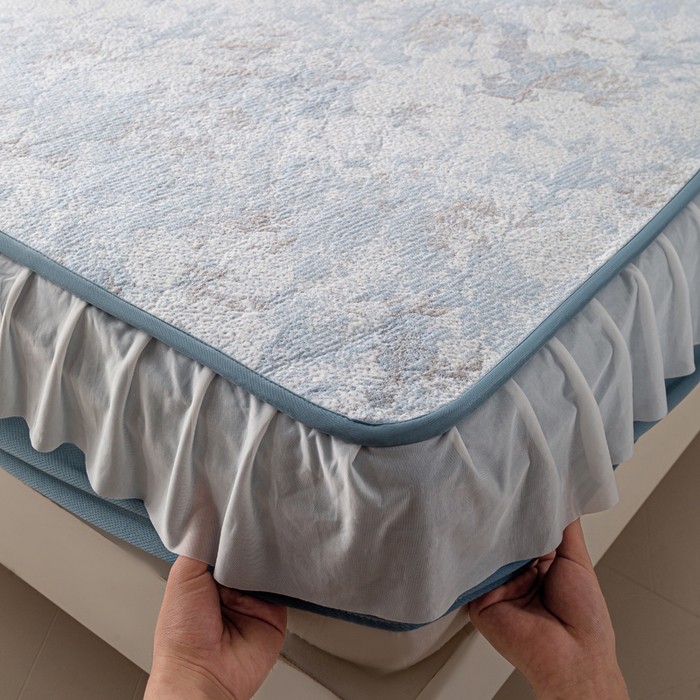 91家纺网 家纺一手货源 找家纺 伊人坊 2026新款A类550克凉感提花值过0.21冰豆豆家用凉席子三件套夏季-花边床笠款 繁花-蓝