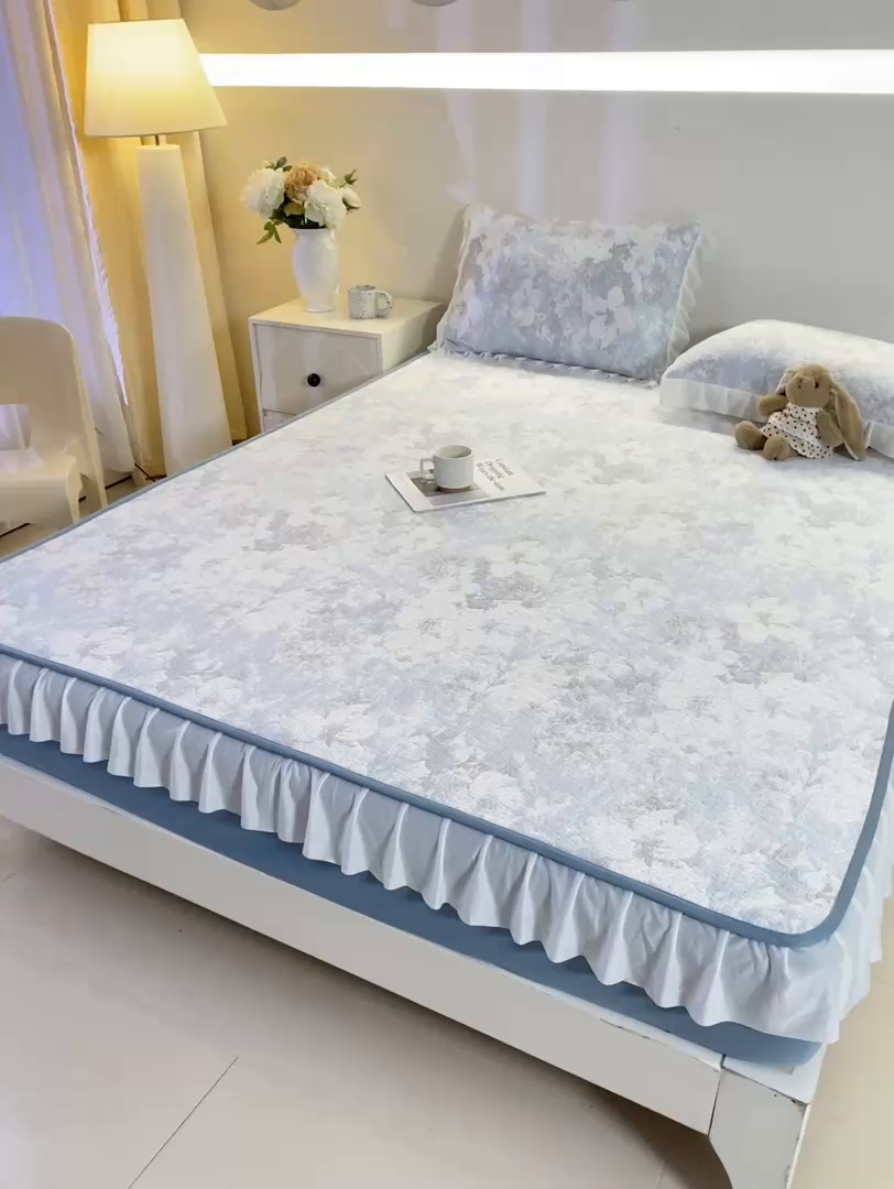 91家纺网 家纺一手货源 找家纺 伊人坊 2026新款A类550克凉感提花值过0.21冰豆豆家用凉席子三件套夏季-花边床笠款 繁花-蓝