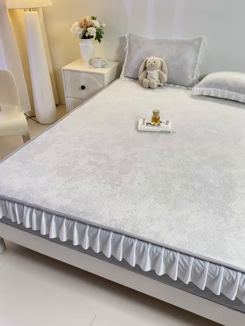 91家纺网 家纺一手货源 找家纺 伊人坊 2026新款A类550克凉感提花值过0.21冰豆豆家用凉席子三件套夏季-花边床笠款 繁花-灰