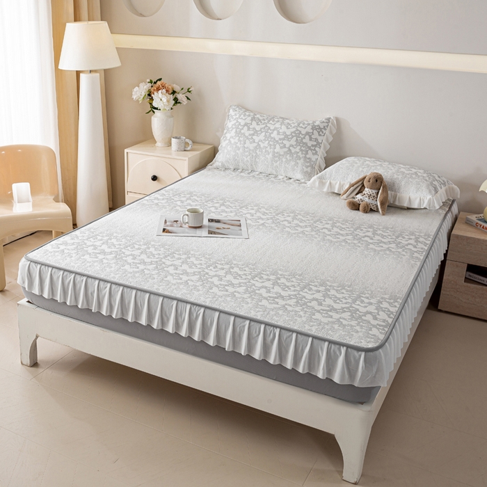 91家纺网 家纺一手货源 找家纺 伊人坊 2026新款A类550克凉感提花值过0.21冰豆豆家用凉席子三件套夏季-花边床笠款 花蝴蝶-灰