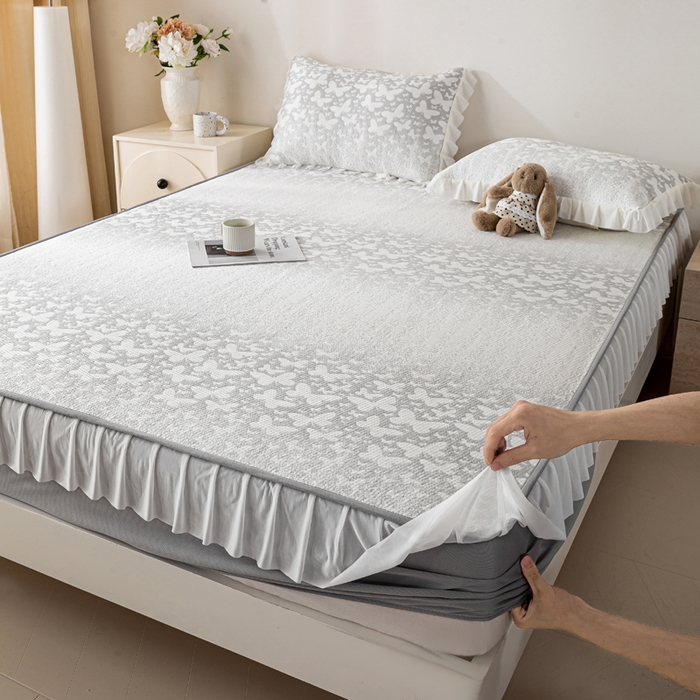 91家纺网 家纺一手货源 找家纺 伊人坊 2026新款A类550克凉感提花值过0.21冰豆豆家用凉席子三件套夏季-花边床笠款 花蝴蝶-灰