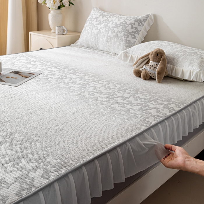 91家纺网 家纺一手货源 找家纺 伊人坊 2026新款A类550克凉感提花值过0.21冰豆豆家用凉席子三件套夏季-花边床笠款 花蝴蝶-灰