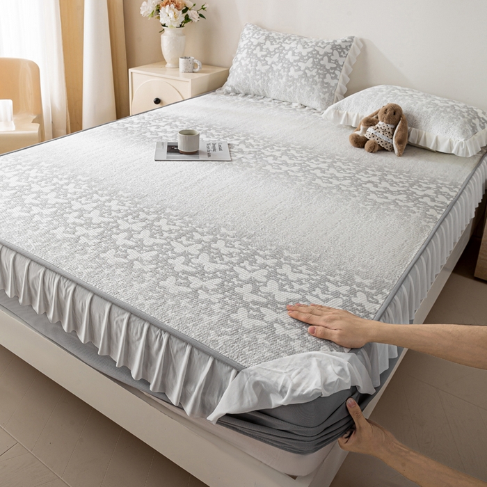 91家纺网 家纺一手货源 找家纺 伊人坊 2026新款A类550克凉感提花值过0.21冰豆豆家用凉席子三件套夏季-花边床笠款 花蝴蝶-灰