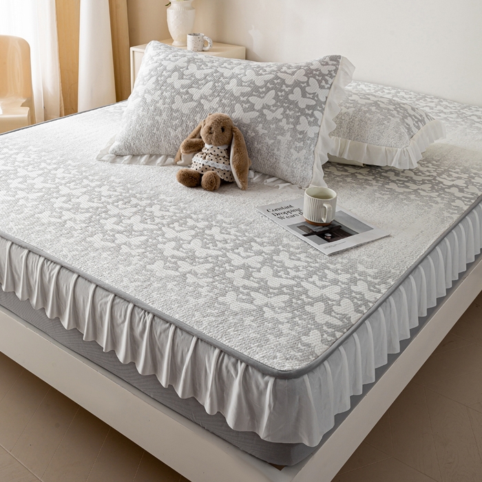 91家纺网 家纺一手货源 找家纺 伊人坊 2026新款A类550克凉感提花值过0.21冰豆豆家用凉席子三件套夏季-花边床笠款 花蝴蝶-灰