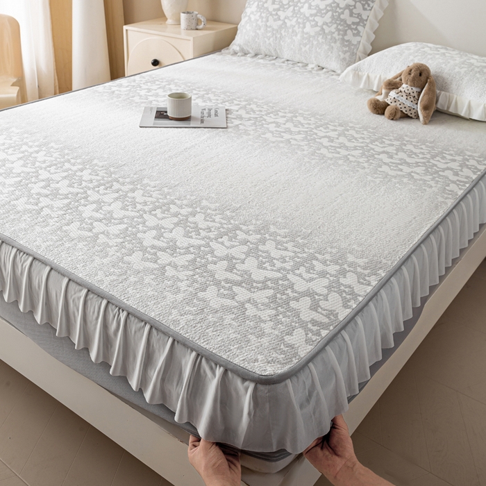 91家纺网 家纺一手货源 找家纺 伊人坊 2026新款A类550克凉感提花值过0.21冰豆豆家用凉席子三件套夏季-花边床笠款 花蝴蝶-灰