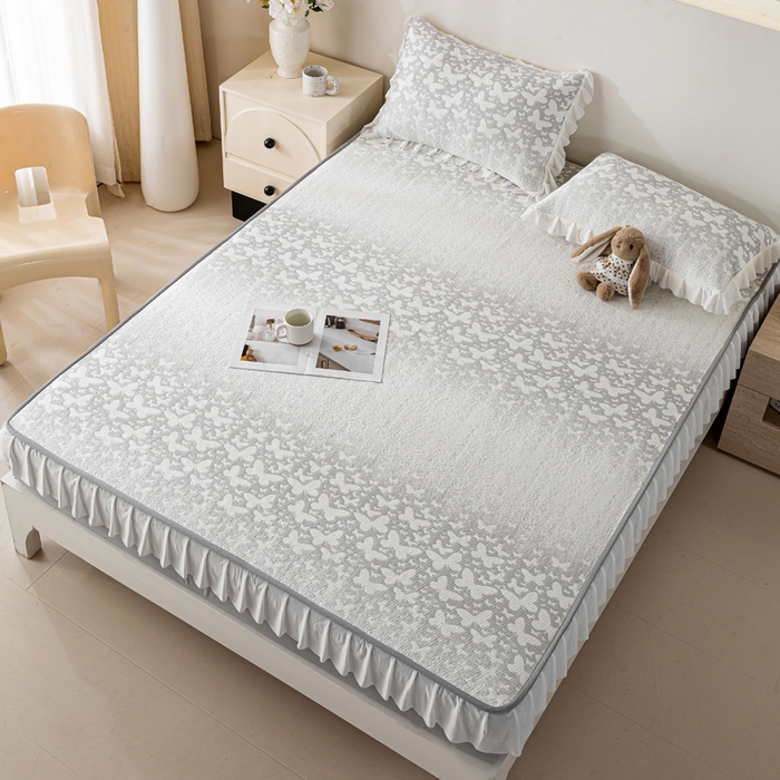 91家纺网 家纺一手货源 找家纺 伊人坊 2026新款A类550克凉感提花值过0.21冰豆豆家用凉席子三件套夏季-花边床笠款 花蝴蝶-灰