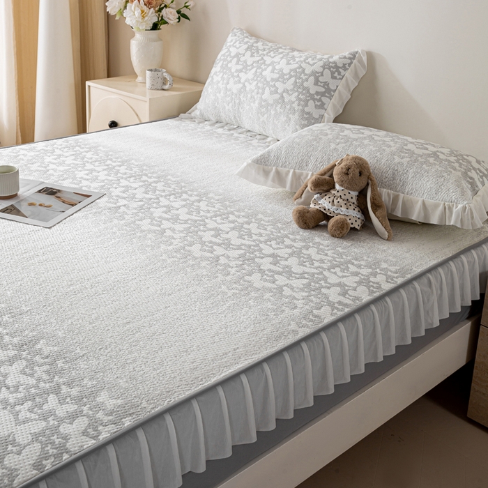 91家纺网 家纺一手货源 找家纺 伊人坊 2026新款A类550克凉感提花值过0.21冰豆豆家用凉席子三件套夏季-花边床笠款 花蝴蝶-灰