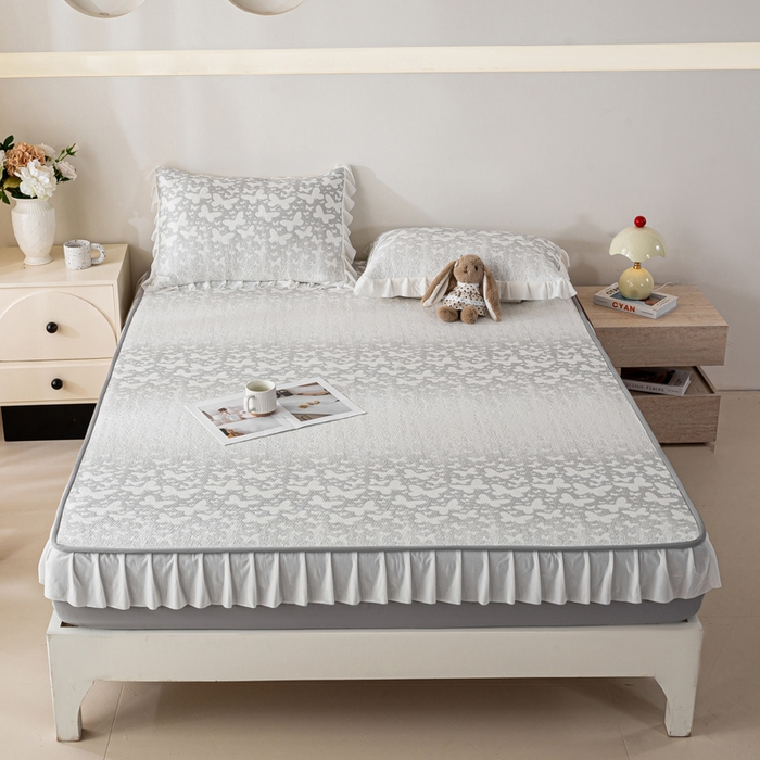 91家纺网 家纺一手货源 找家纺 伊人坊 2026新款A类550克凉感提花值过0.21冰豆豆家用凉席子三件套夏季-花边床笠款 花蝴蝶-灰