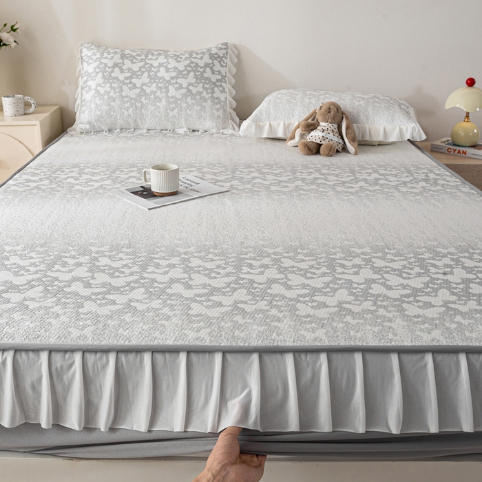 91家纺网 家纺一手货源 找家纺 伊人坊 2026新款A类550克凉感提花值过0.21冰豆豆家用凉席子三件套夏季-花边床笠款 花蝴蝶-灰