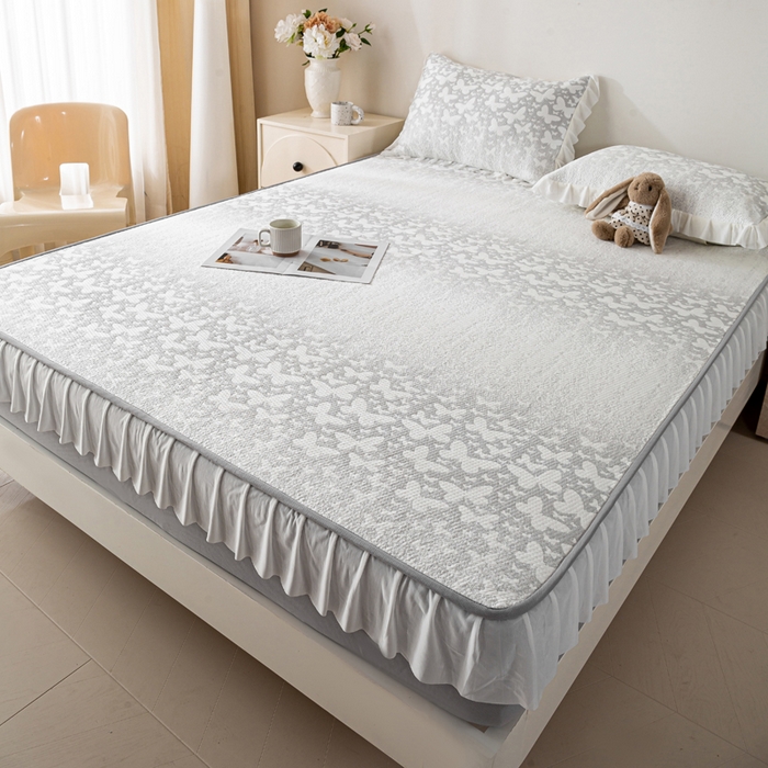 91家纺网 家纺一手货源 找家纺 伊人坊 2026新款A类550克凉感提花值过0.21冰豆豆家用凉席子三件套夏季-花边床笠款 花蝴蝶-灰