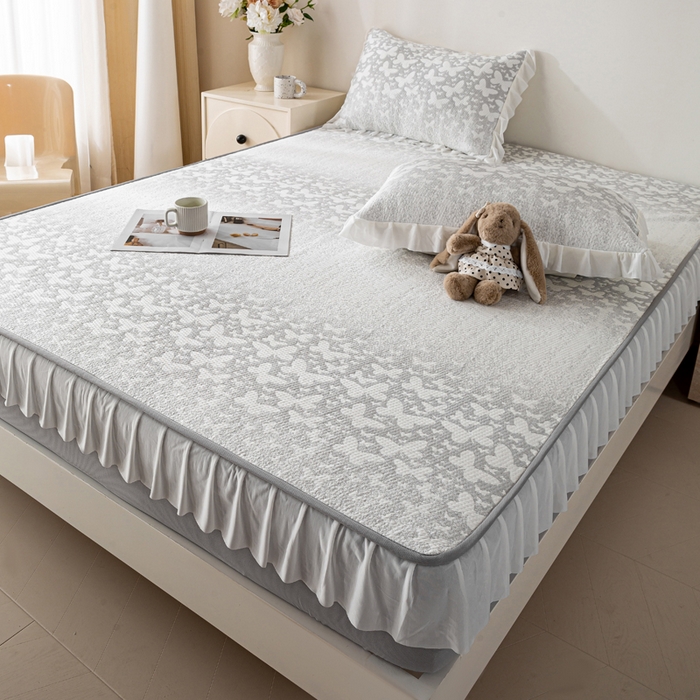 91家纺网 家纺一手货源 找家纺 伊人坊 2026新款A类550克凉感提花值过0.21冰豆豆家用凉席子三件套夏季-花边床笠款 花蝴蝶-灰