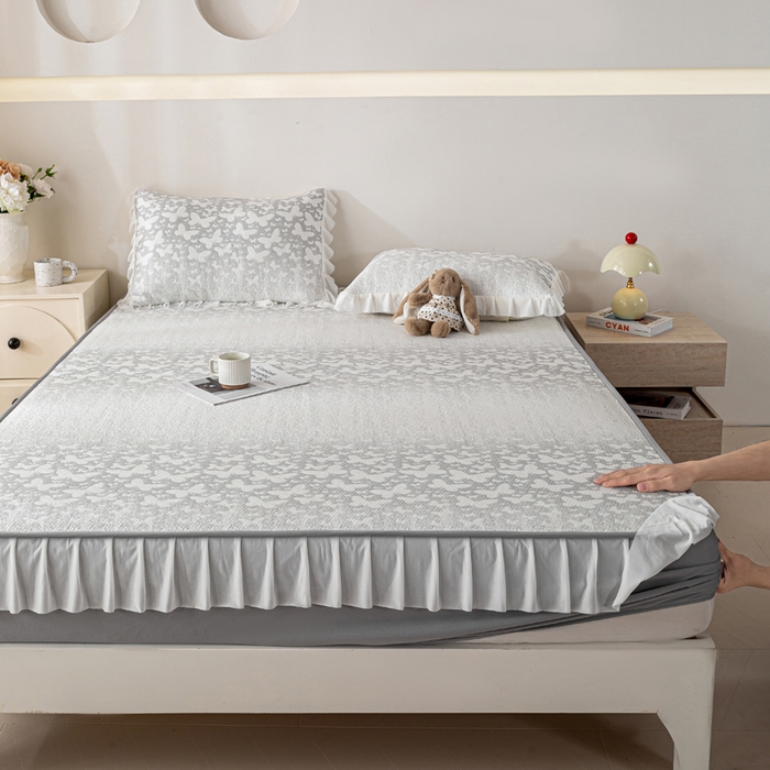 91家纺网 家纺一手货源 找家纺 伊人坊 2026新款A类550克凉感提花值过0.21冰豆豆家用凉席子三件套夏季-花边床笠款 花蝴蝶-灰