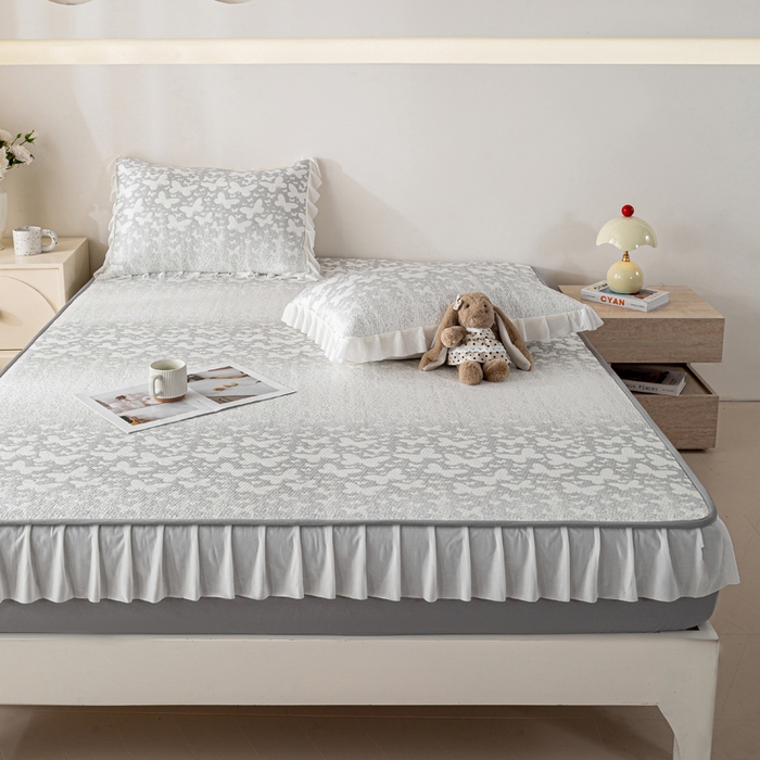 91家纺网 家纺一手货源 找家纺 伊人坊 2026新款A类550克凉感提花值过0.21冰豆豆家用凉席子三件套夏季-花边床笠款 花蝴蝶-灰