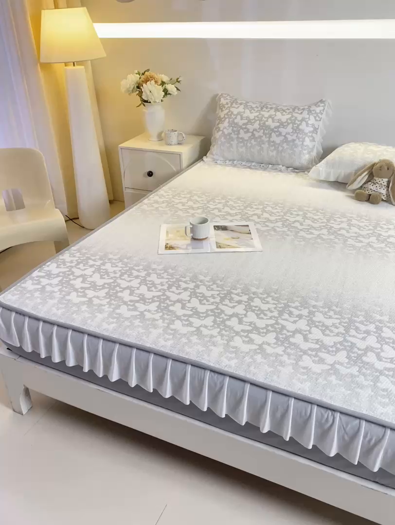 91家纺网 家纺一手货源 找家纺 伊人坊 2026新款A类550克凉感提花值过0.21冰豆豆家用凉席子三件套夏季-花边床笠款 花蝴蝶-灰