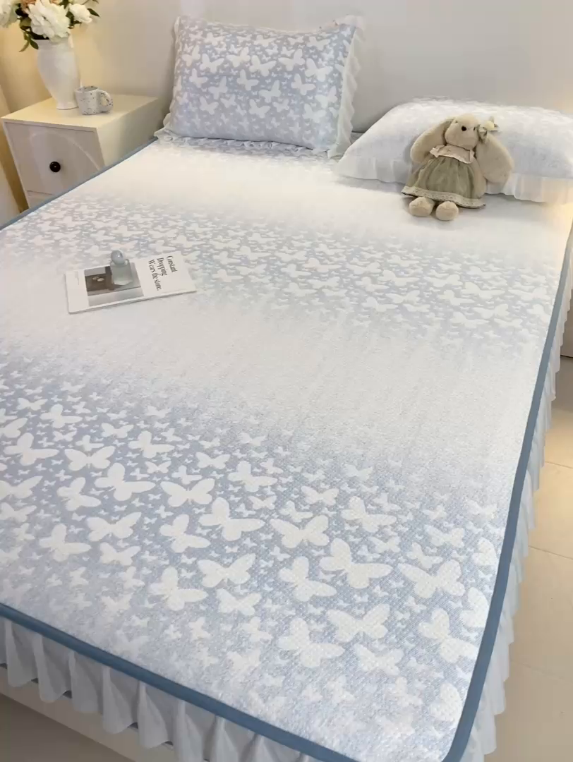 91家纺网 家纺一手货源 找家纺 伊人坊 2026新款A类550克凉感提花值过0.21冰豆豆家用凉席子三件套夏季-花边床笠款 花蝴蝶-蓝