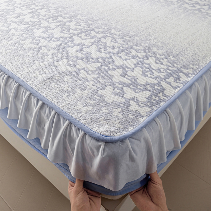 91家纺网 家纺一手货源 找家纺 伊人坊 2026新款A类550克凉感提花值过0.21冰豆豆家用凉席子三件套夏季-花边床笠款 花蝴蝶-蓝紫