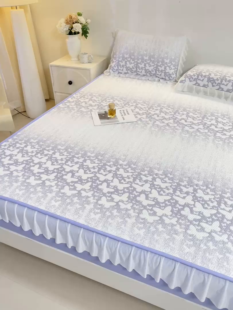 91家纺网 家纺一手货源 找家纺 伊人坊 2026新款A类550克凉感提花值过0.21冰豆豆家用凉席子三件套夏季-花边床笠款 花蝴蝶-蓝紫