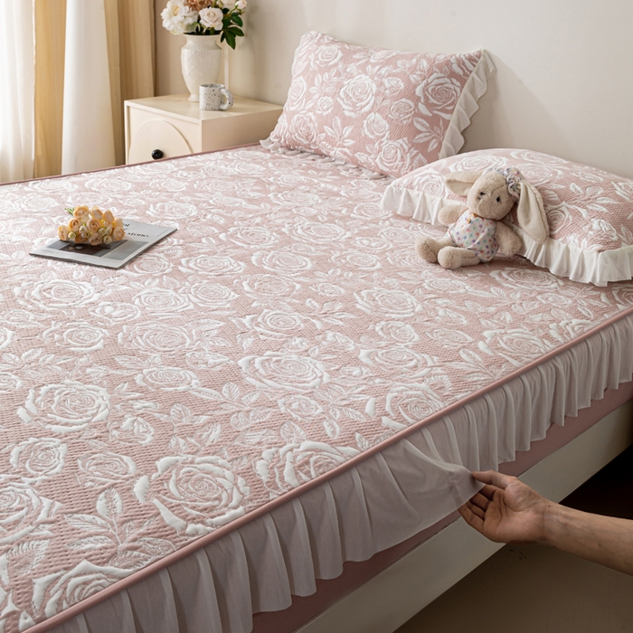 91家纺网 家纺一手货源 找家纺 伊人坊 2026新款A类550克凉感提花值过0.21冰豆豆家用凉席子三件套夏季-花边床笠款 玫瑰-粉