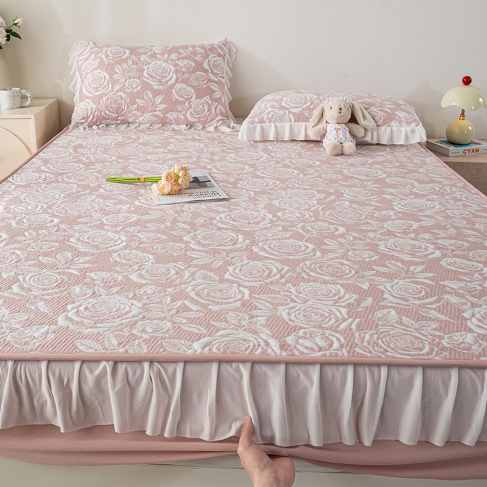 91家纺网 家纺一手货源 找家纺 伊人坊 2026新款A类550克凉感提花值过0.21冰豆豆家用凉席子三件套夏季-花边床笠款 玫瑰-粉