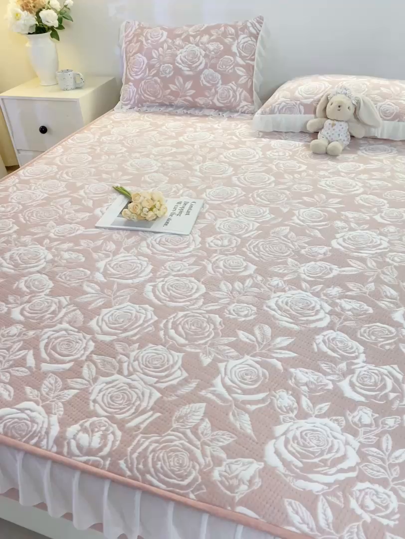 91家纺网 家纺一手货源 找家纺 伊人坊 2026新款A类550克凉感提花值过0.21冰豆豆家用凉席子三件套夏季-花边床笠款 玫瑰-粉