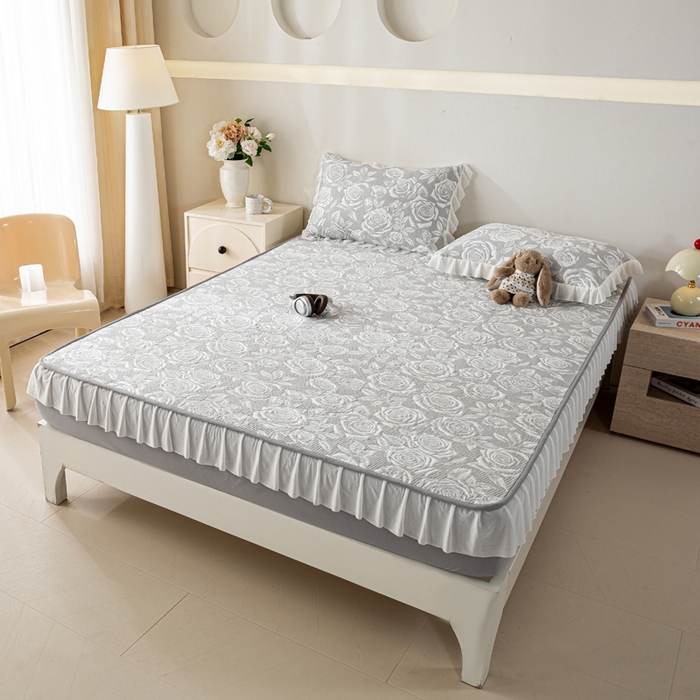 91家纺网 家纺一手货源 找家纺 伊人坊 2026新款A类550克凉感提花值过0.21冰豆豆家用凉席子三件套夏季-花边床笠款 玫瑰-灰