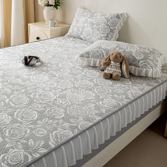 91家纺网 家纺一手货源 找家纺 伊人坊 2026新款A类550克凉感提花值过0.21冰豆豆家用凉席子三件套夏季-花边床笠款 玫瑰-灰