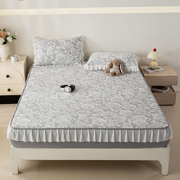 91家纺网 家纺一手货源 找家纺 伊人坊 2026新款A类550克凉感提花值过0.21冰豆豆家用凉席子三件套夏季-花边床笠款 玫瑰-灰