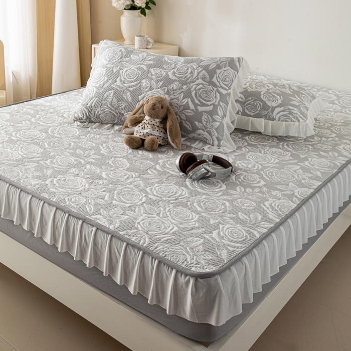 91家纺网 家纺一手货源 找家纺 伊人坊 2026新款A类550克凉感提花值过0.21冰豆豆家用凉席子三件套夏季-花边床笠款 玫瑰-灰