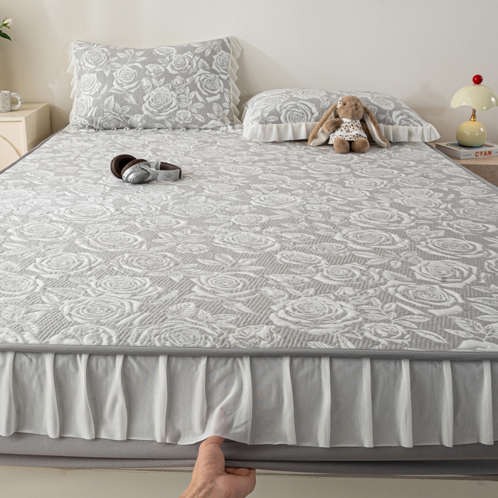 91家纺网 家纺一手货源 找家纺 伊人坊 2026新款A类550克凉感提花值过0.21冰豆豆家用凉席子三件套夏季-花边床笠款 玫瑰-灰