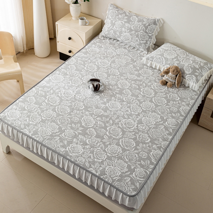 91家纺网 家纺一手货源 找家纺 伊人坊 2026新款A类550克凉感提花值过0.21冰豆豆家用凉席子三件套夏季-花边床笠款 玫瑰-灰