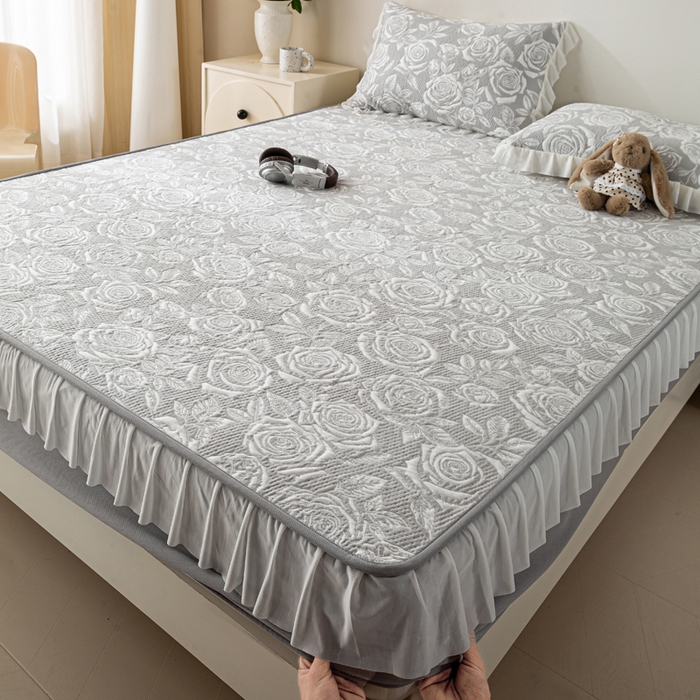 91家纺网 家纺一手货源 找家纺 伊人坊 2026新款A类550克凉感提花值过0.21冰豆豆家用凉席子三件套夏季-花边床笠款 玫瑰-灰