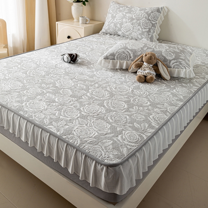 91家纺网 家纺一手货源 找家纺 伊人坊 2026新款A类550克凉感提花值过0.21冰豆豆家用凉席子三件套夏季-花边床笠款 玫瑰-灰